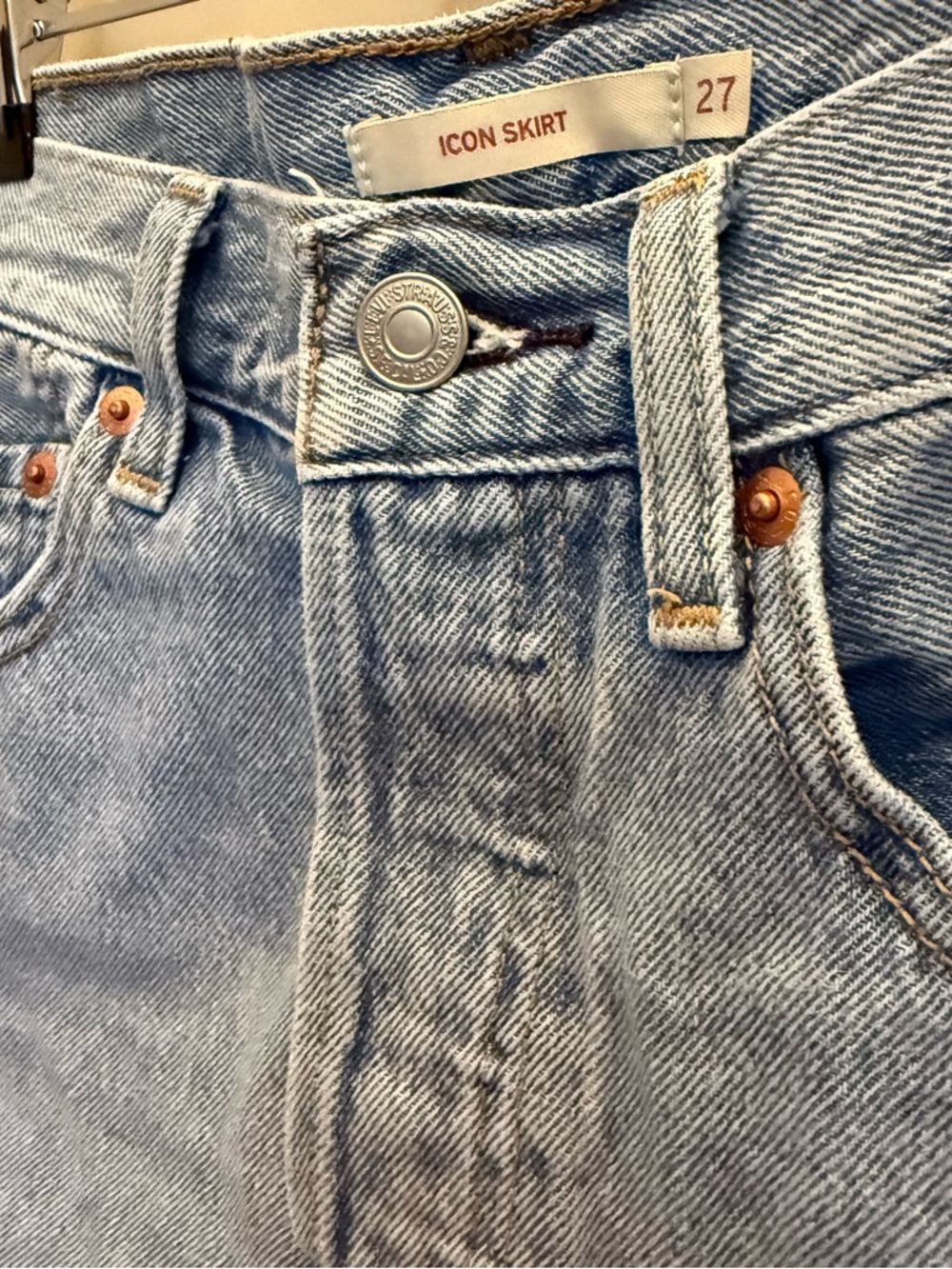 Levi’s Icon Denim Skirt 27 🍂 Raw Hem High Rise Vintage Wash